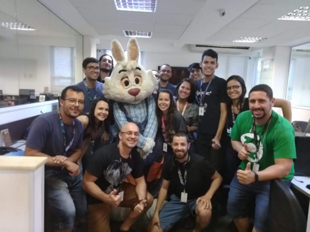 equipe soc comemora a chegada da páscoa e recebe visita do coelhinho (1)