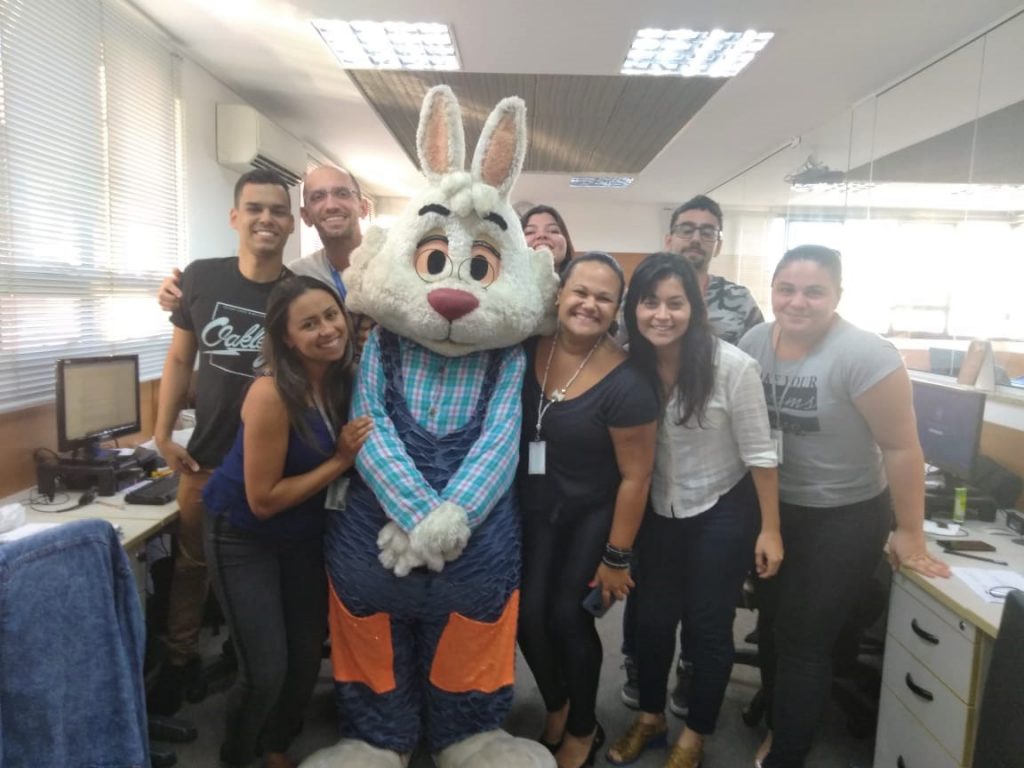 equipe soc comemora a chegada da páscoa e recebe visita do coelhinho (2)