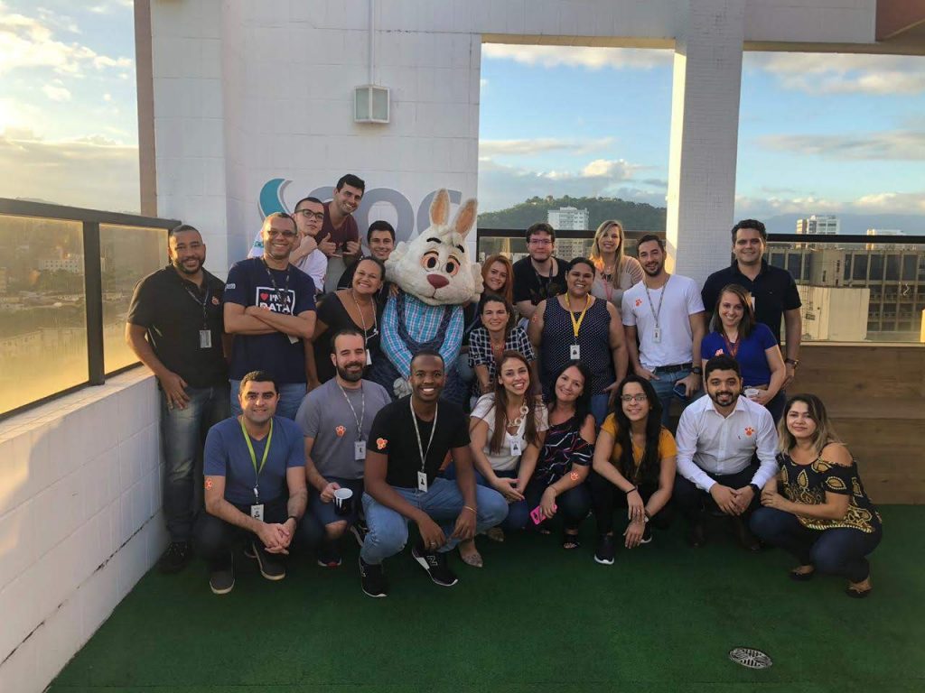 equipe soc comemora a chegada da páscoa e recebe visita do coelhinho (2)