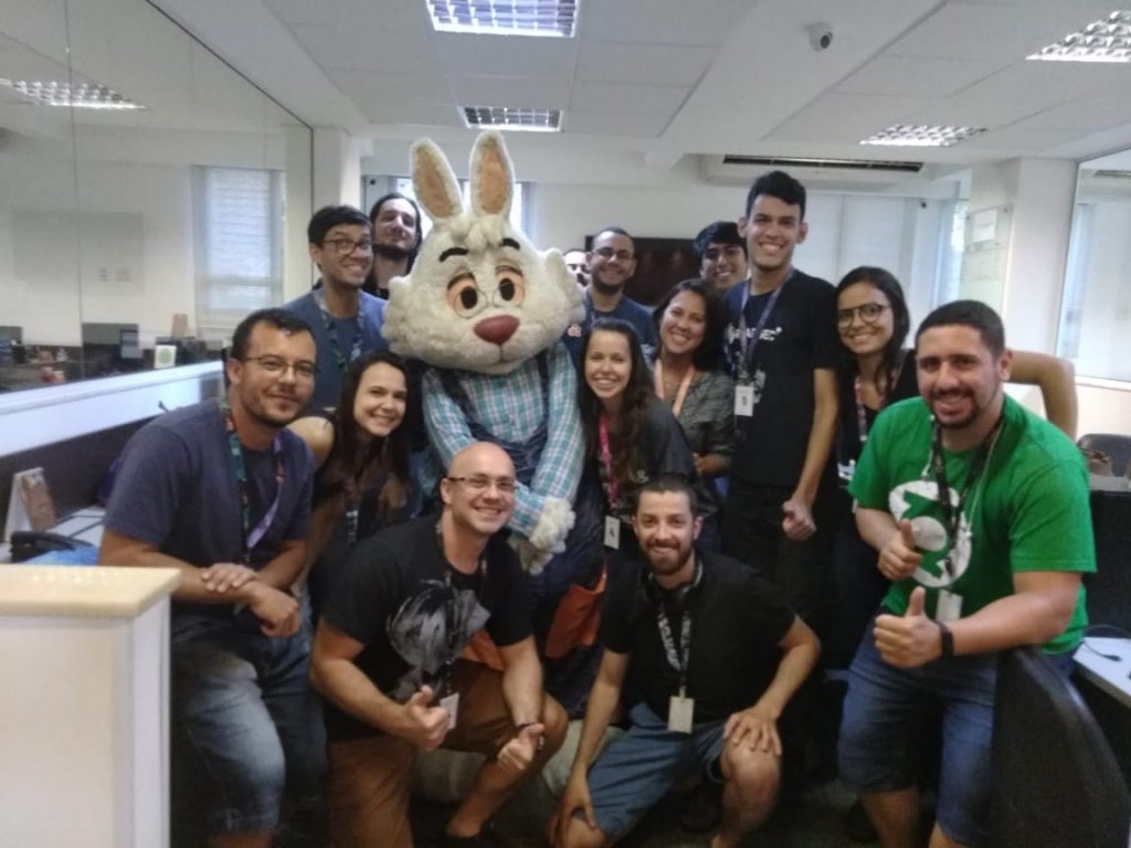 equipe soc comemora a chegada da páscoa e recebe visita do coelhinho (3)