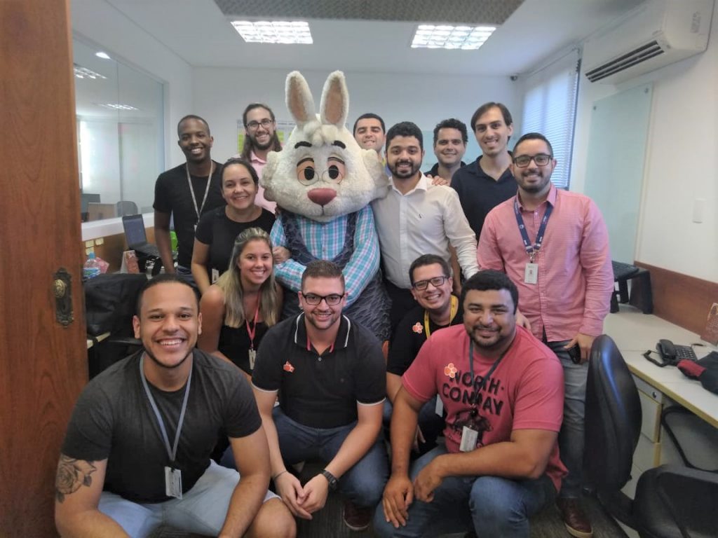 equipe soc comemora a chegada da páscoa e recebe visita do coelhinho (5)