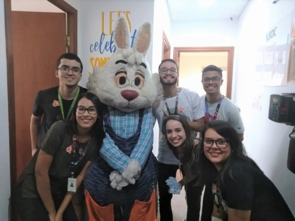 equipe soc comemora a chegada da páscoa e recebe visita do coelhinho (6)