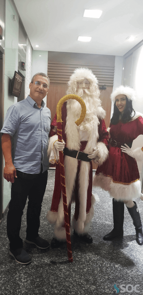 papai noel visita o soc trazendo presentes e doces (1)