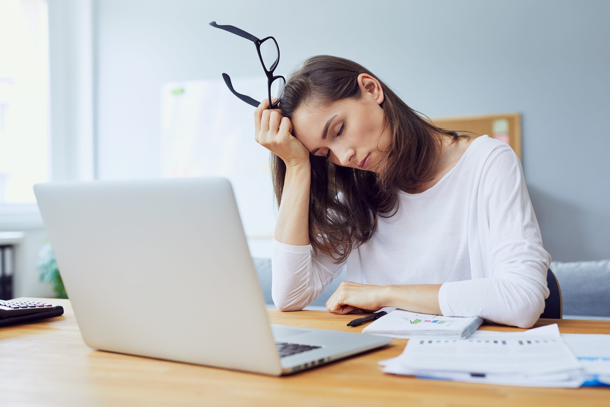 Enxaqueca entenda seu impacto no ambiente de trabalho