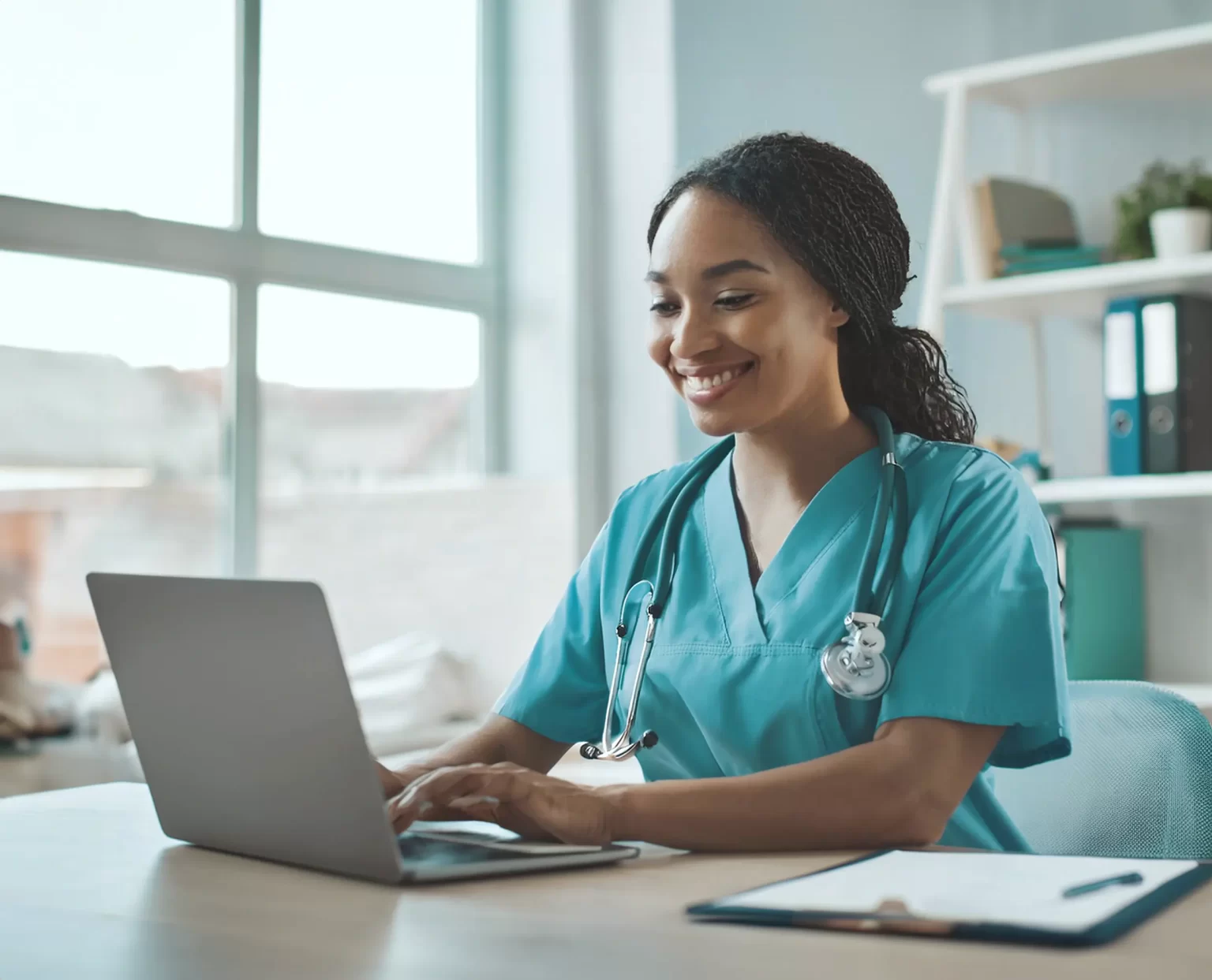 Jovem enfermeira do trabalho trabalhando sorrindo em seu escritório