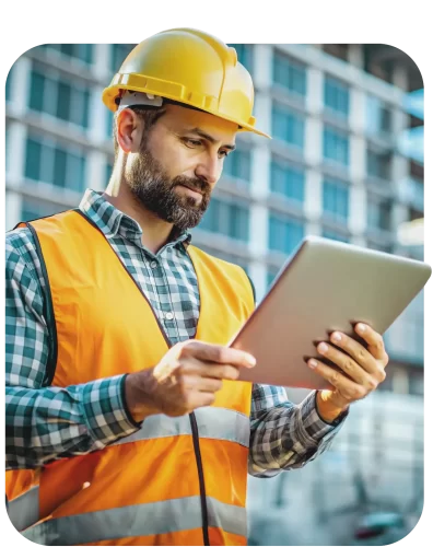 Engenheiro do trabalho utilizando tablet Gestão de EPI